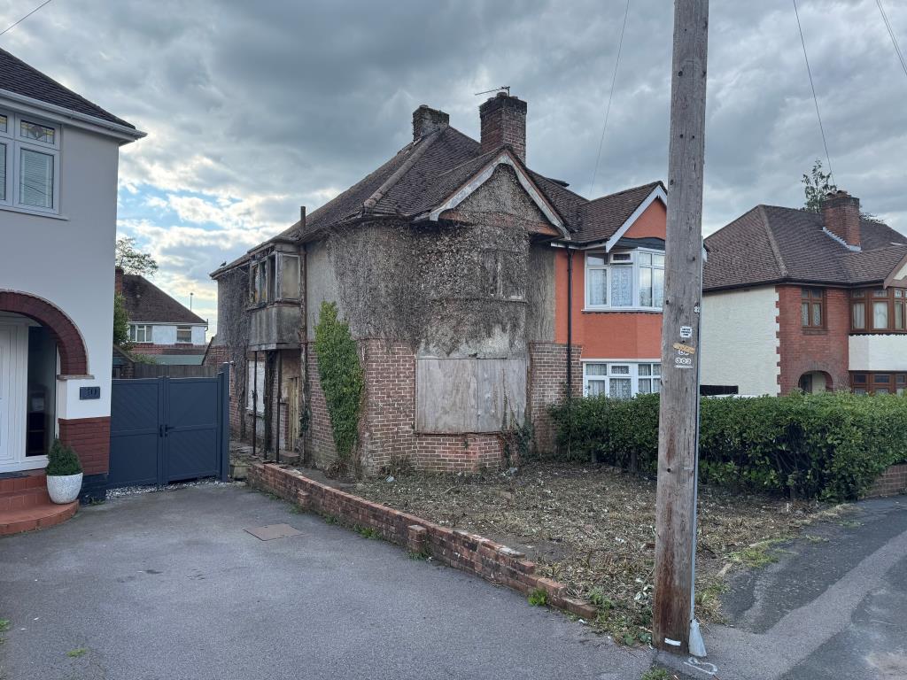 Lot: 170 - HOUSE FOR COMPLETE REFURBISHMENT - View of dilapidated house from street